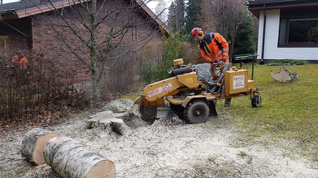Kodinpihasta kantojen jyrsintä Pirkanmaa Puu ja apupalvelu Lahtinen