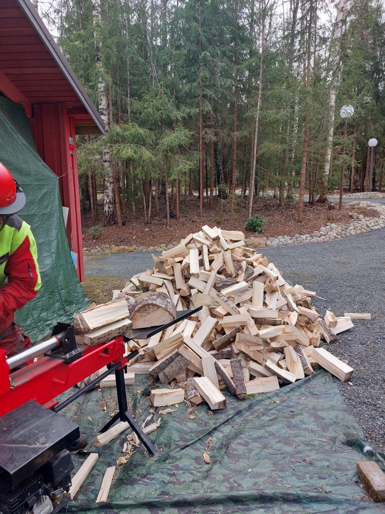 Puunkaatoa ja kantojyrsintää Puu ja apupalvelu Lahtinen Kangasala, Ylöjärvi, Lempäälä, Nokia ja Valkeakoski